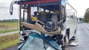 Kierowca autokaru z wycieczką szkolną najechał na ciężarówkę. 22 osoby trafiły do szpitala [WIDEO]