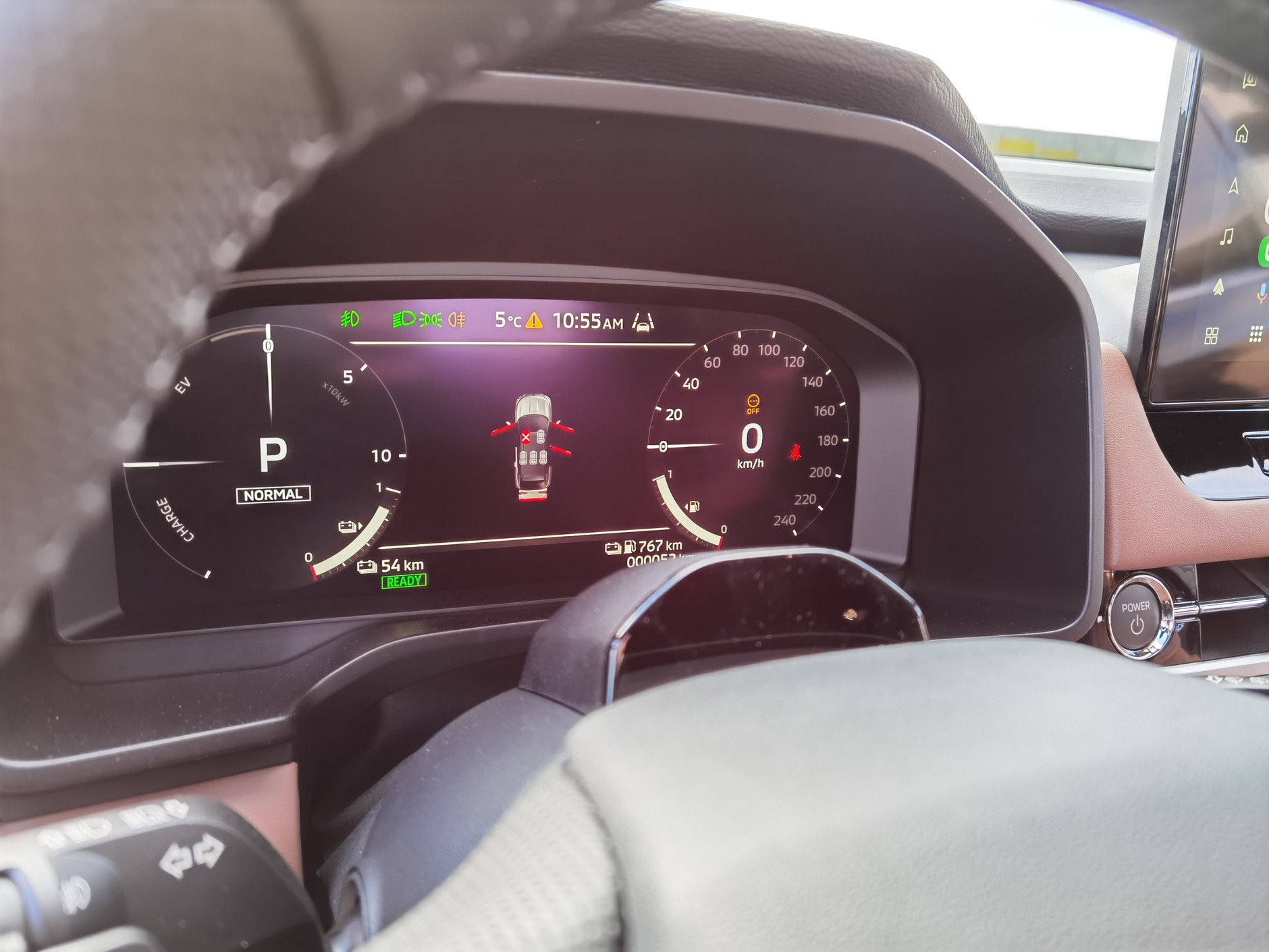 Mitsubishi Outlander PHEV. Na postoju w mniej więcej 1/3 50 km trasy energii zostało na jeszcze 54 km