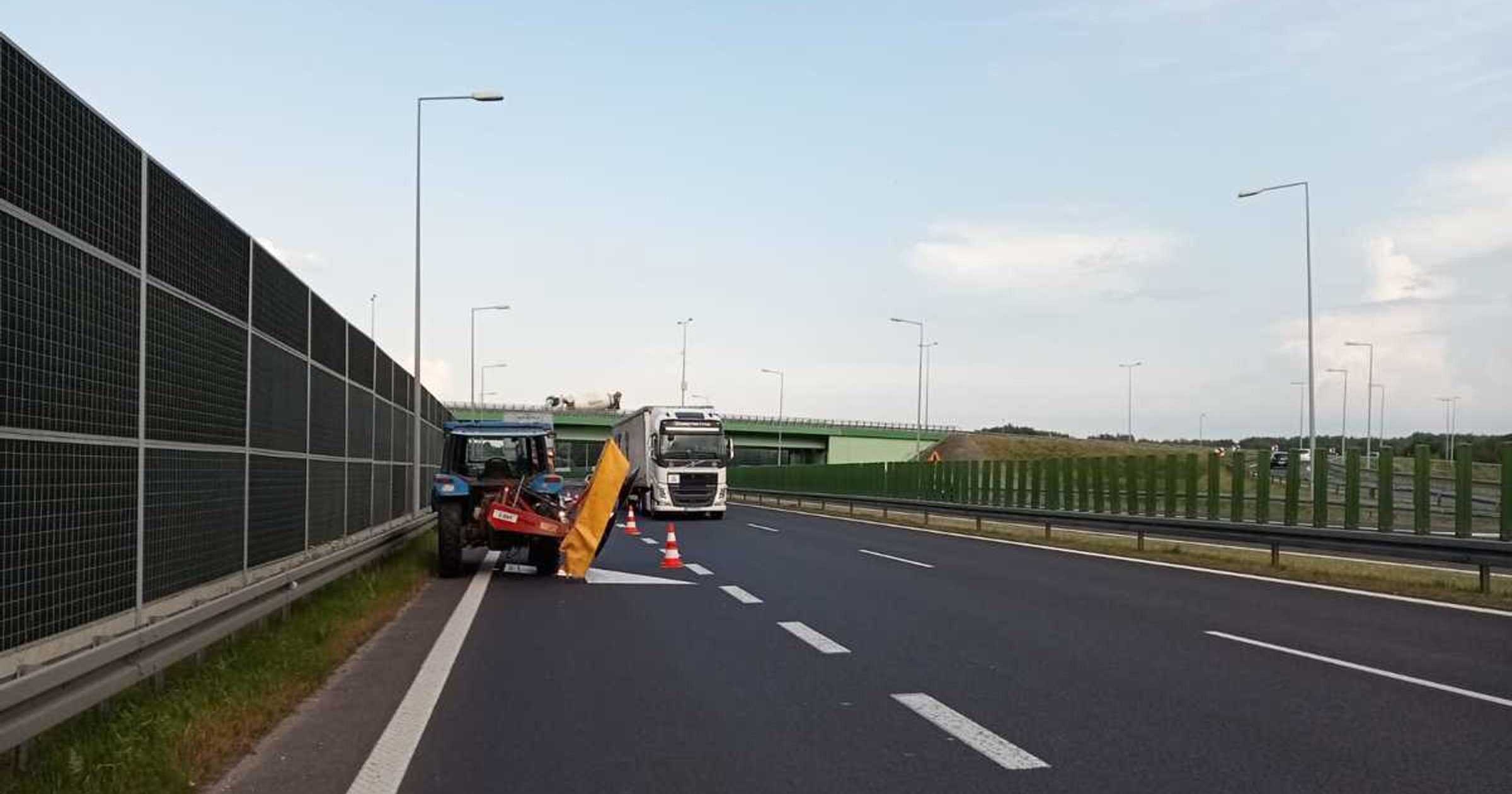 Jechał traktorem pod prąd po autostradzie A4
