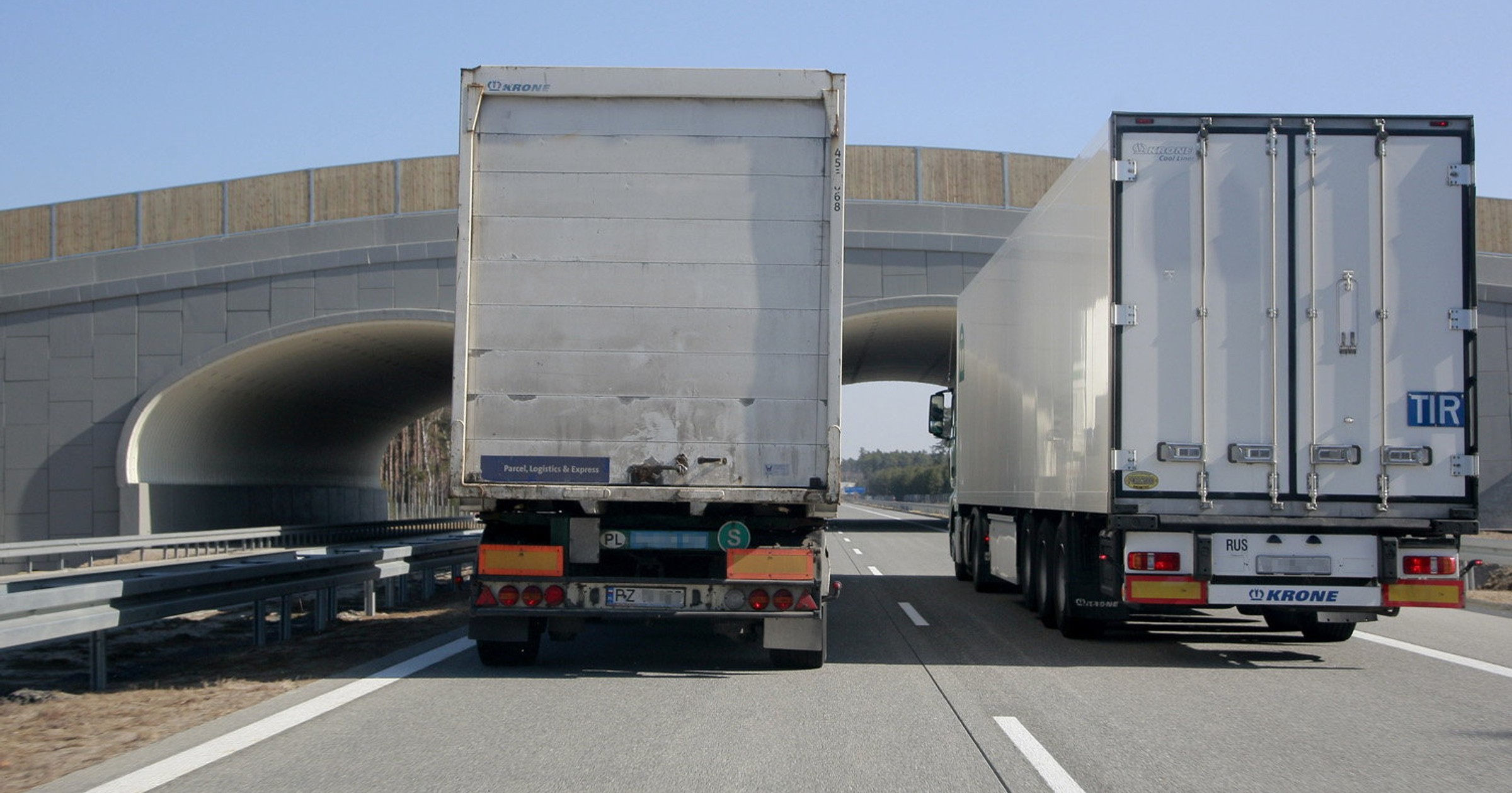 Wyprzedzające się ciężarówki na autostradzie