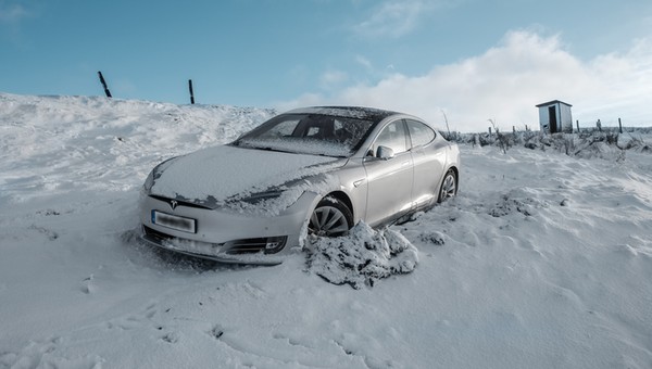 Utknąć w zaspie to nic przyjemnego – czy to w aucie elektrycznym, czy w spalinowym, Wyjaśniamy, w którym dłużej posiedzimy w cieple. 