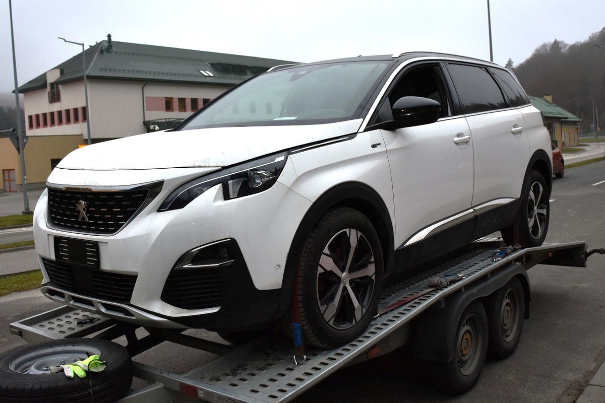 Skradziony Peugeot 5008 wieziony na lawecie