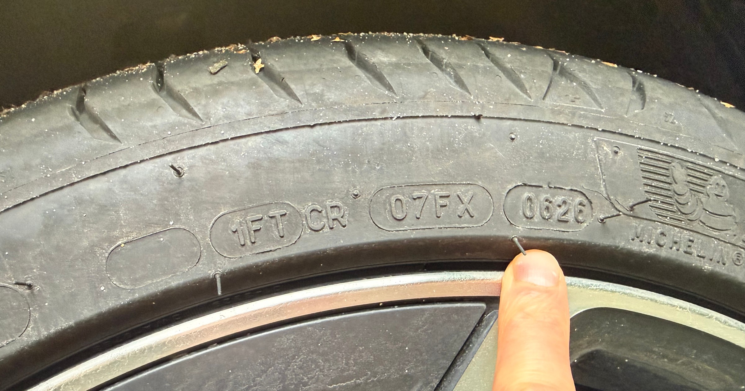 Wiek opony, a konkretnie rok i tydzień, w którym została ona wyprodukowana, umieszczony jest w kodzie DOT.