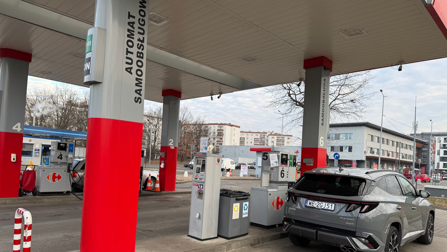 Samochód na dyskontowej stacji paliw