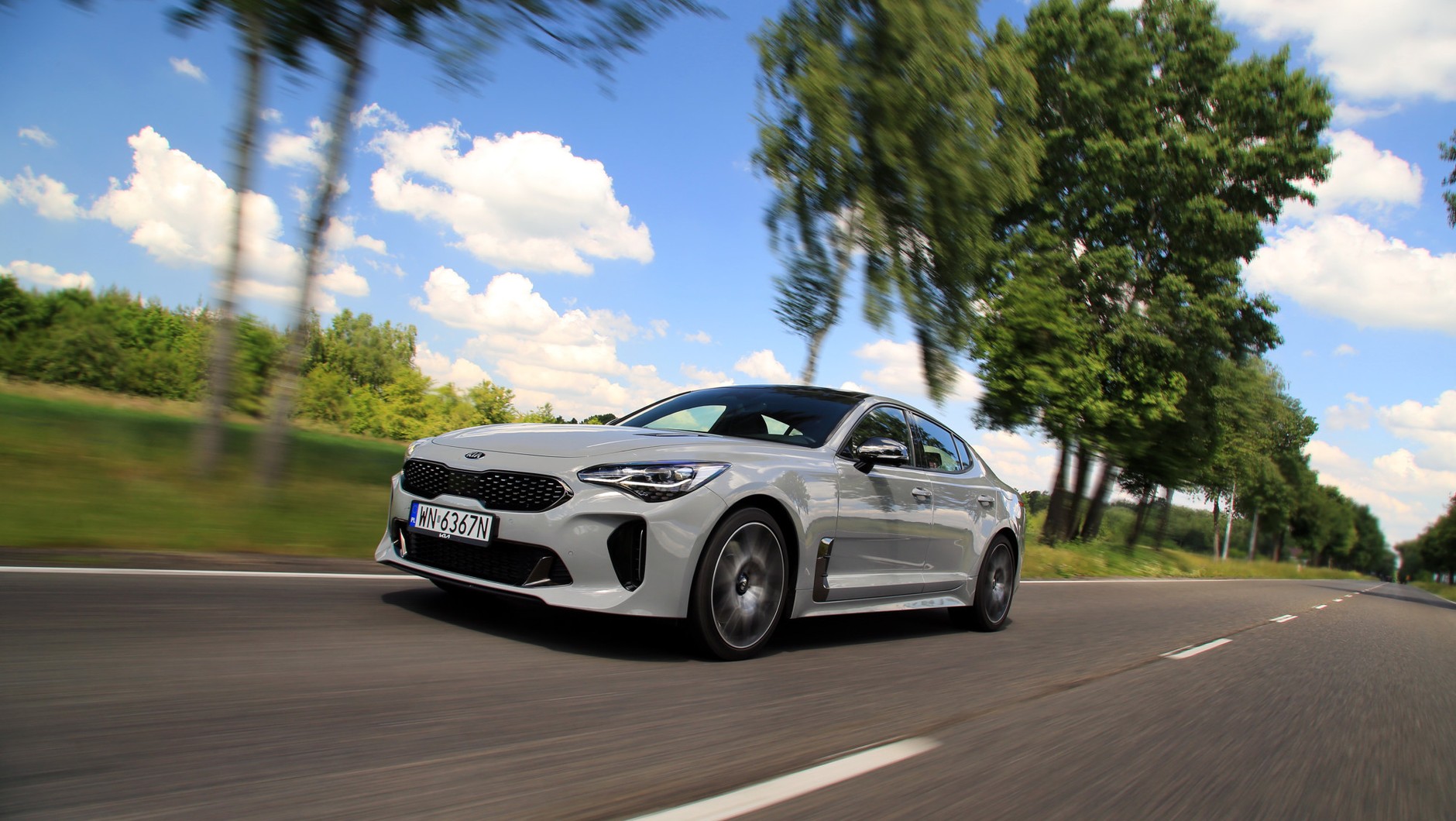 Kia Stinger to marzenie wielu fanów motoryzacji. Niektórzy policjanci nie muszą marzyć, by takim pojeździć. Są to jednak wersje ze słabszym 2-litrowym silnikiem