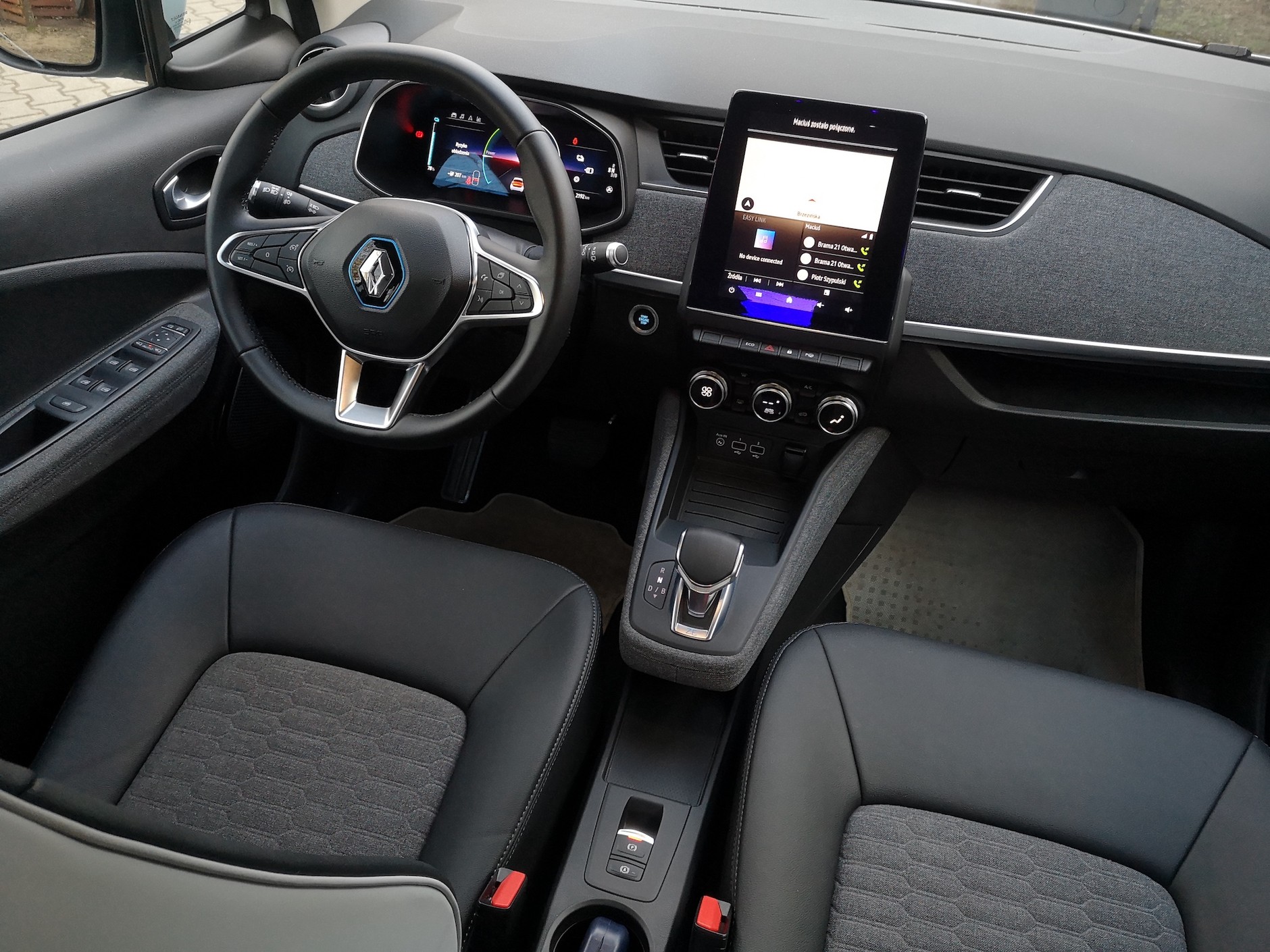 Renault ZOE R135 Intens: kokpit ładny i solidny, wyłączając dywany i dywaniki, które są dość tandetne