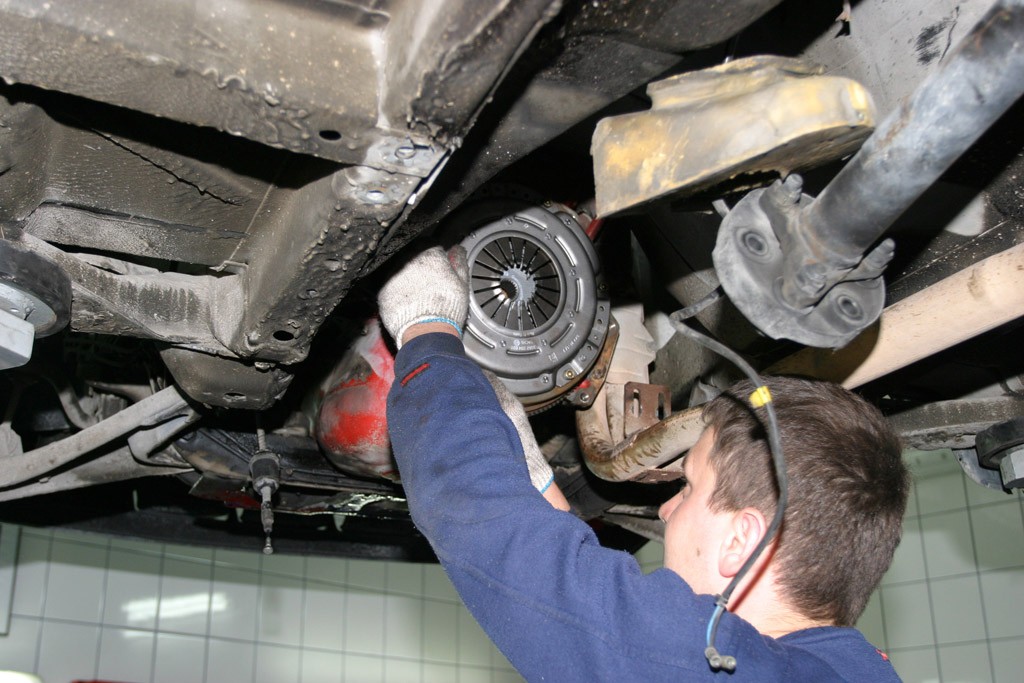 Sprzęgło to rzecz niezbędna, by móc się poruszać. Niestety, jest ono tak umieszczone, że jego wymiana nigdy nie jest tania. Lepiej więc o nie dbać