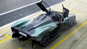 Aston Martin Valkyrie Spider – bez dachu z charakterem F1