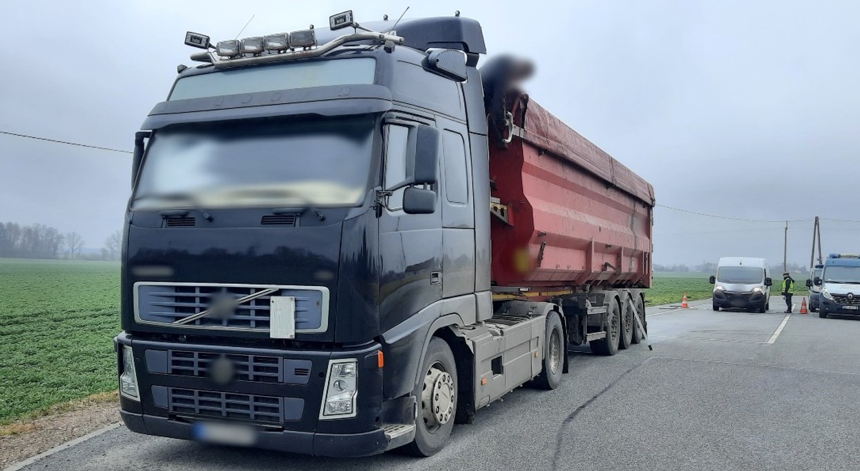 ITD: TIR przewoził za dużo kukurydzy, a kierowca busa przesadził z warzywami