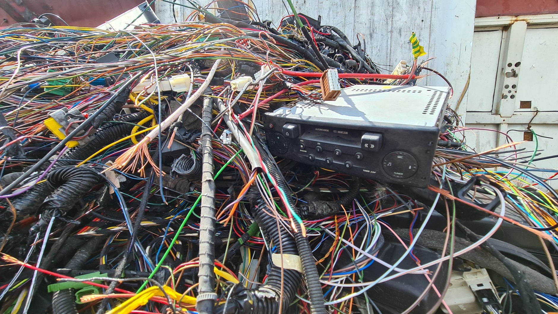 Auto złom w Siedlcach. Sprawdzamy jak samochody kończą swój motoryzacyjny żywot