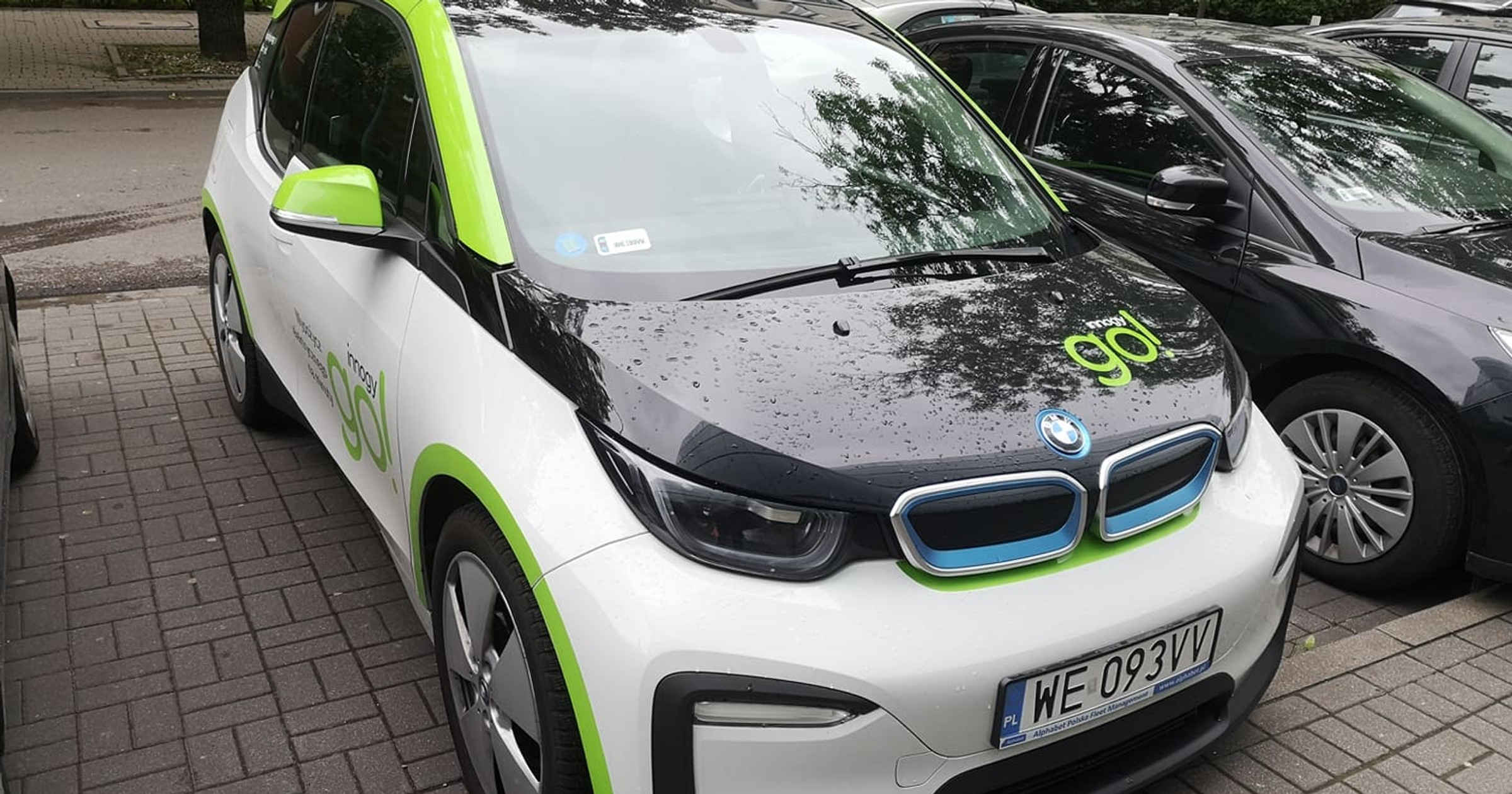 BMW i3 Innogy po zdjęciu charakterystycznych zielonych naklejek trafiają na rynek samochodów używanych