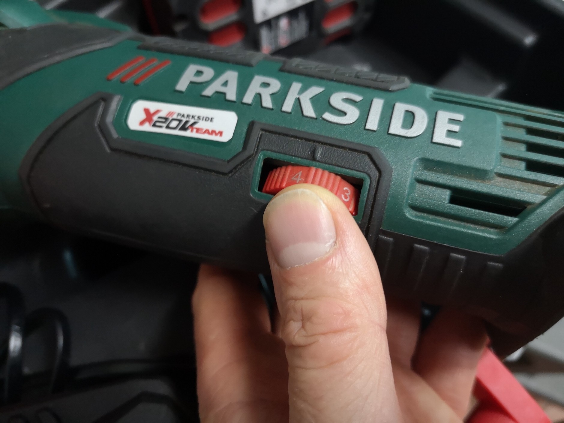 Regulacja obrotów przydaje się przy szlifowaniu a także cięciu niektórych materiałów