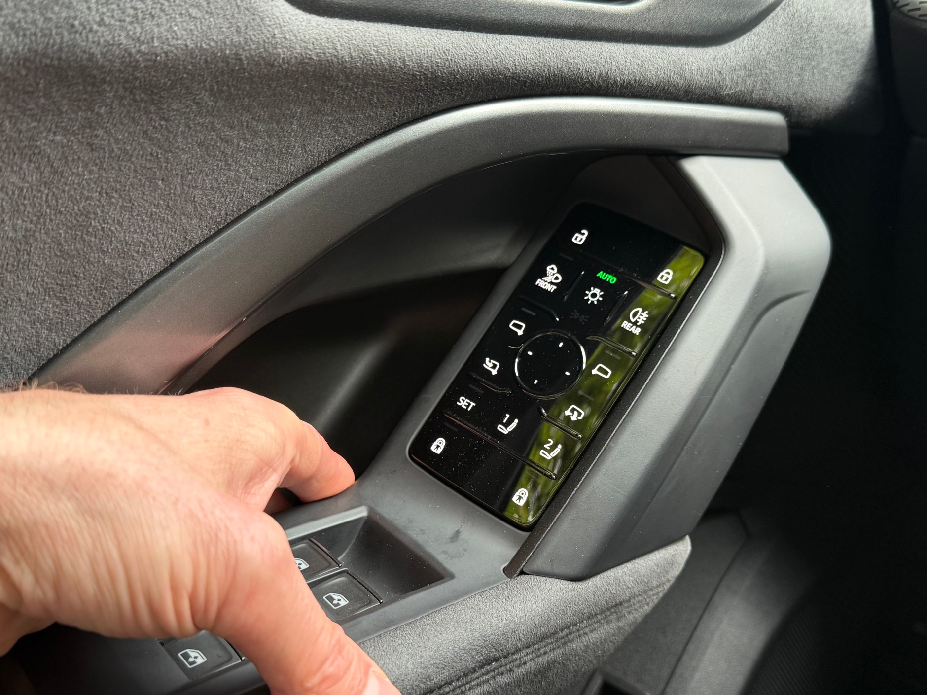 Ten rozbudowany panel przycisków na drzwiach nie jest po to, aby było lepiej, ale by było inaczej