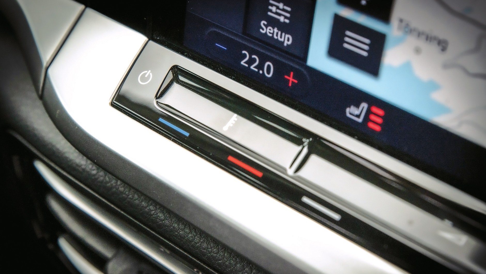 Ford Tourneo Connect 2022: tutaj widzicie je z bliska. To trochę pomaga: nad gładzikami klimatyzacji umieszczono pasek informacyjny na ekranie dotykowym.