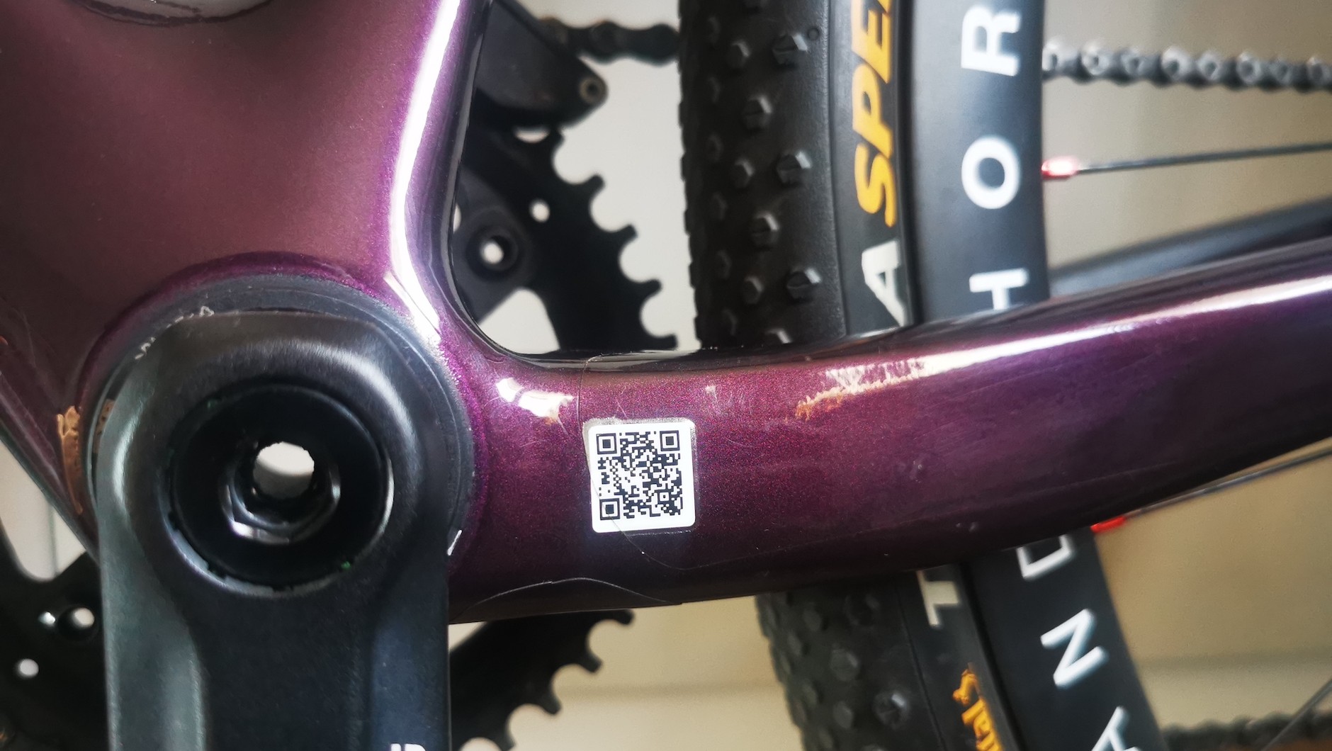 QR kod na ramie roweru zawierający jego numer seryjny