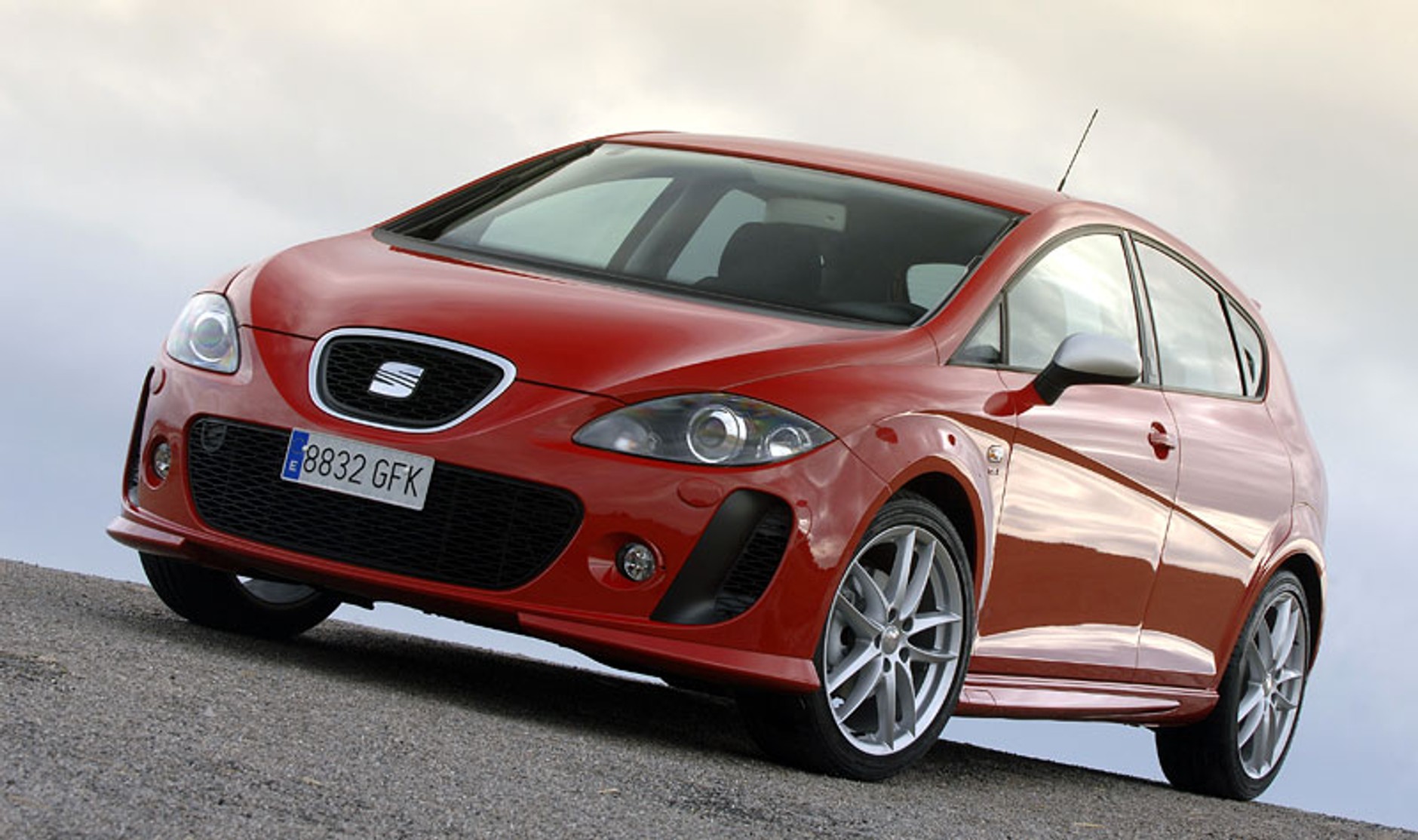 Seat Leon Linea R: kolejny usportowiony Leon