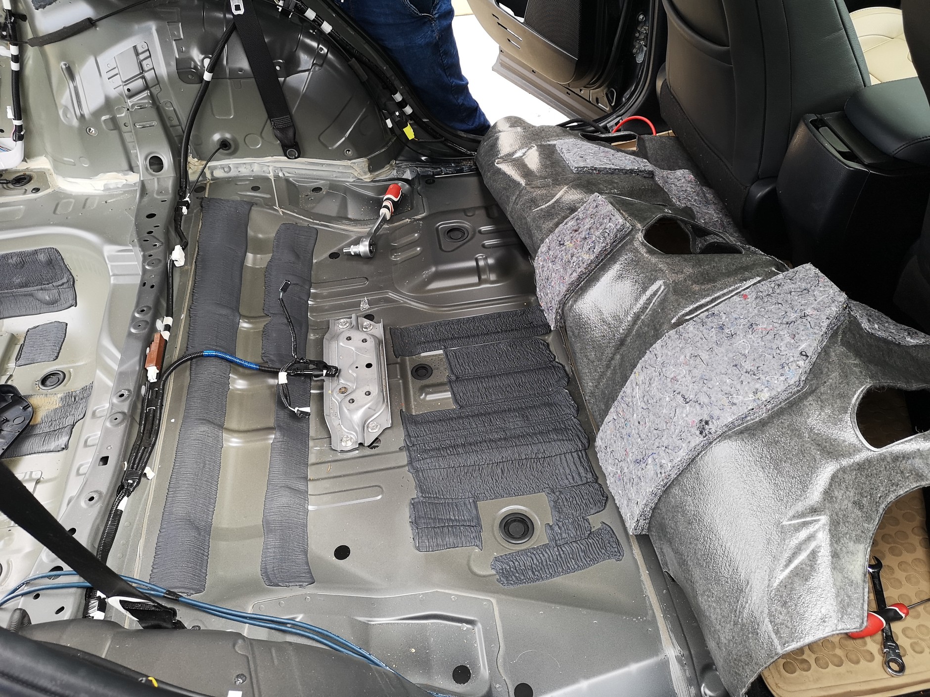 Trochę filcu i masy bitumicznej Fabryczne wygłuszenie Toyoty RAV4