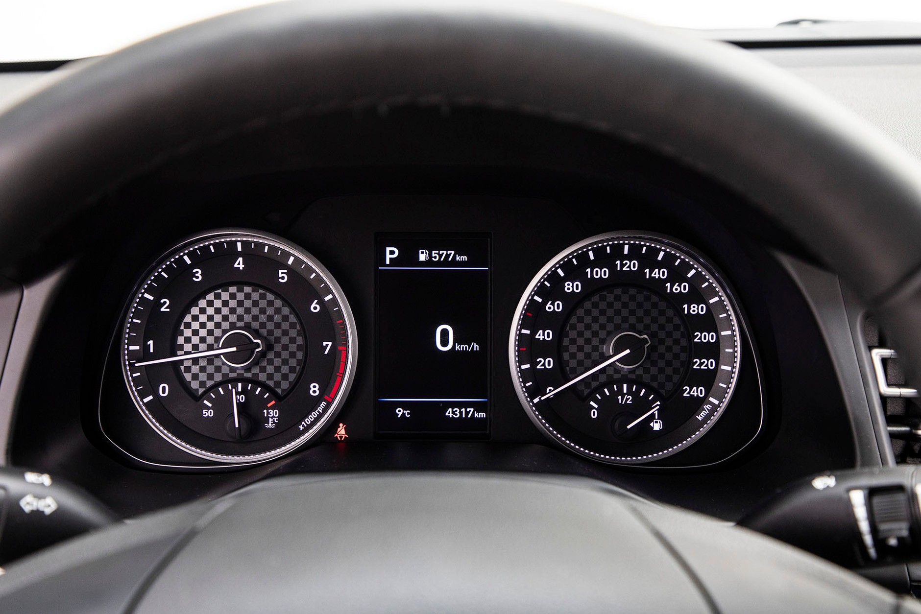 Hyundai Elantra 1.6 MPI 6AT - sedan w stylu azjatyckim