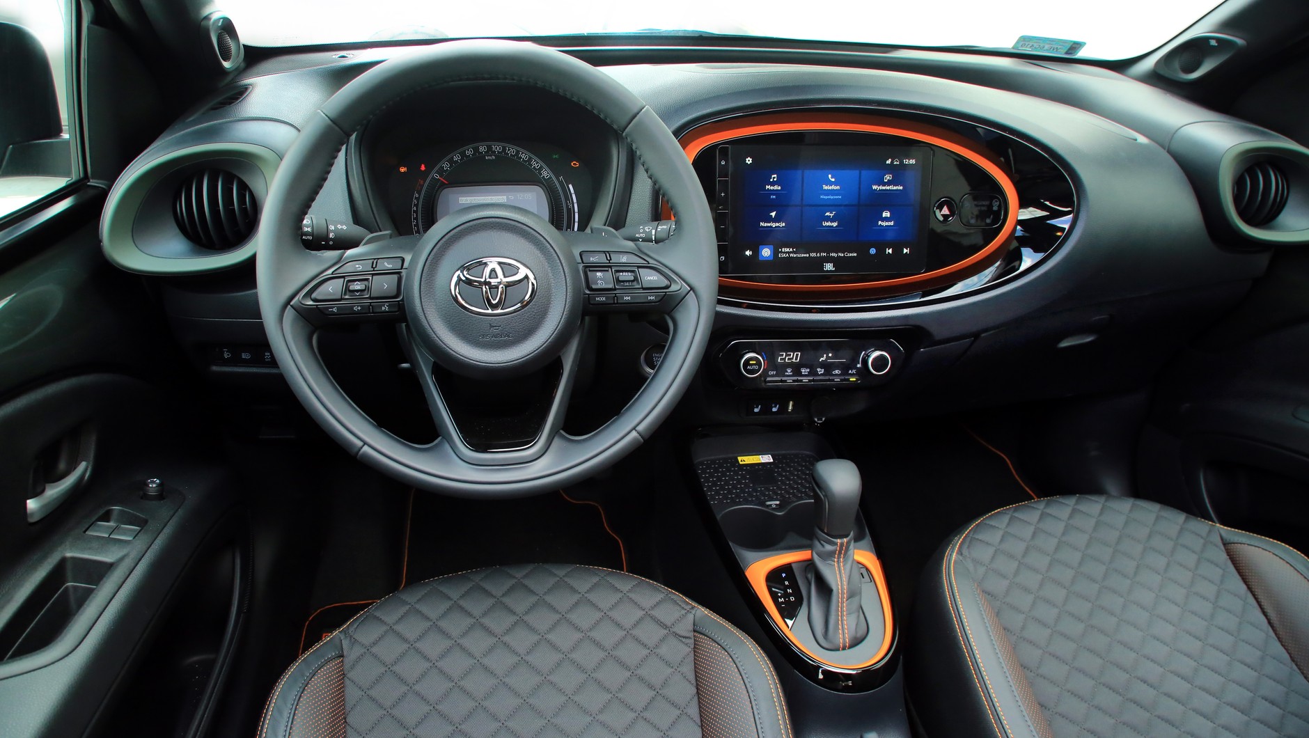 Kolorowe wstawki w kokpicie ożywiają wnętrze auta. Multimedia z dotykowym ekranem płynnie działają i bezprzewodowo współpracują z Apple CarPlay i Android Auto