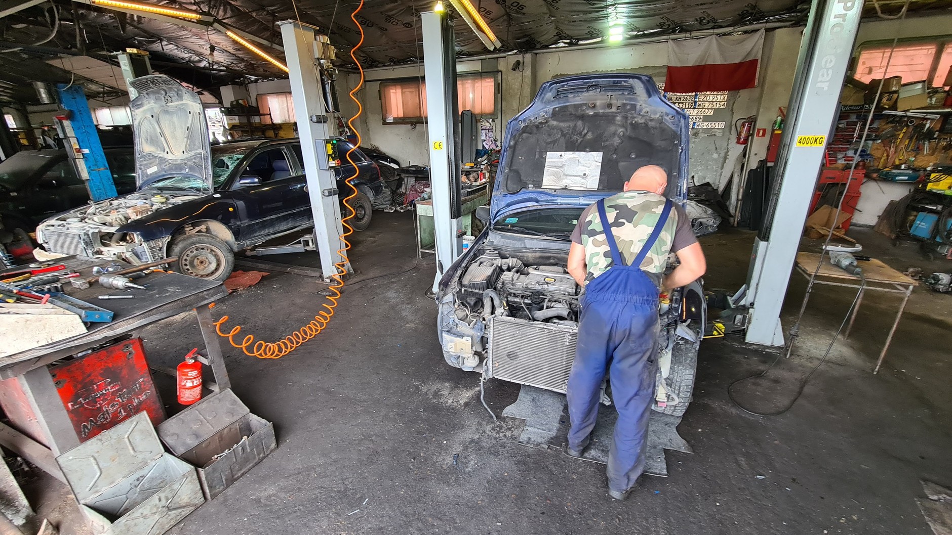 Auto złom w Siedlcach. Sprawdzamy jak samochody kończą swój motoryzacyjny żywot