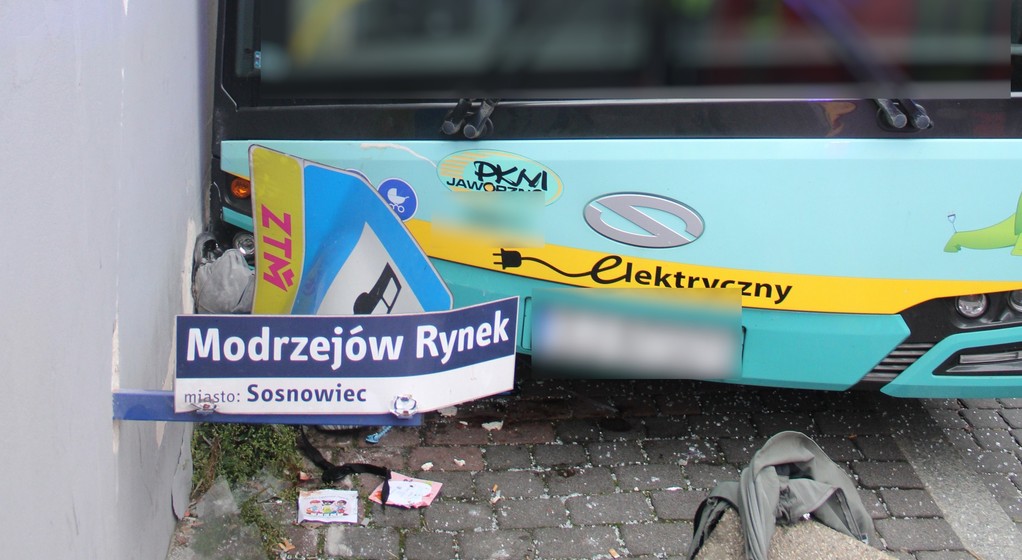 Matka czekała z dziećmi na przystanku w Sosnowcu. Wjechał w nich autobus