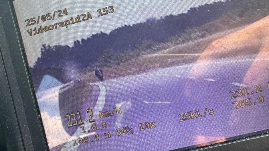 Obraz pochodzący z serwisu https://stargard.policja.gov.pl/zst/dzialania-policji/aktualno/63516,Droga-to-nie-tor-wyscigowy-grupa-SPEED-eliminuje-niebezpieczne-zachowania-na-dro.html