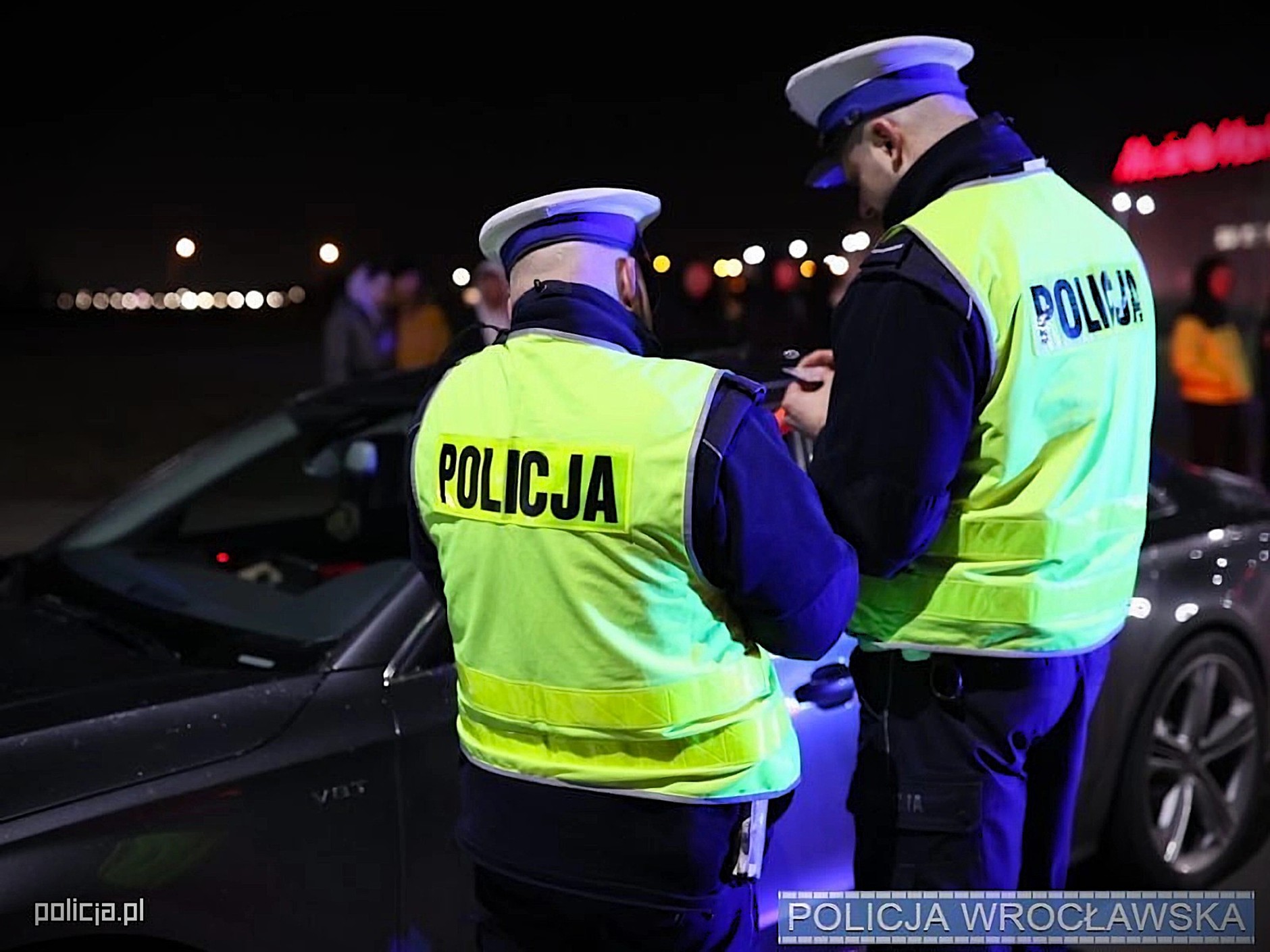 Policjanci najpierw podchodzą do samochodu. Kierowca może najwyżej otworzyć szybę. Dopiero na wyraźne polecenie można samochód opuścić