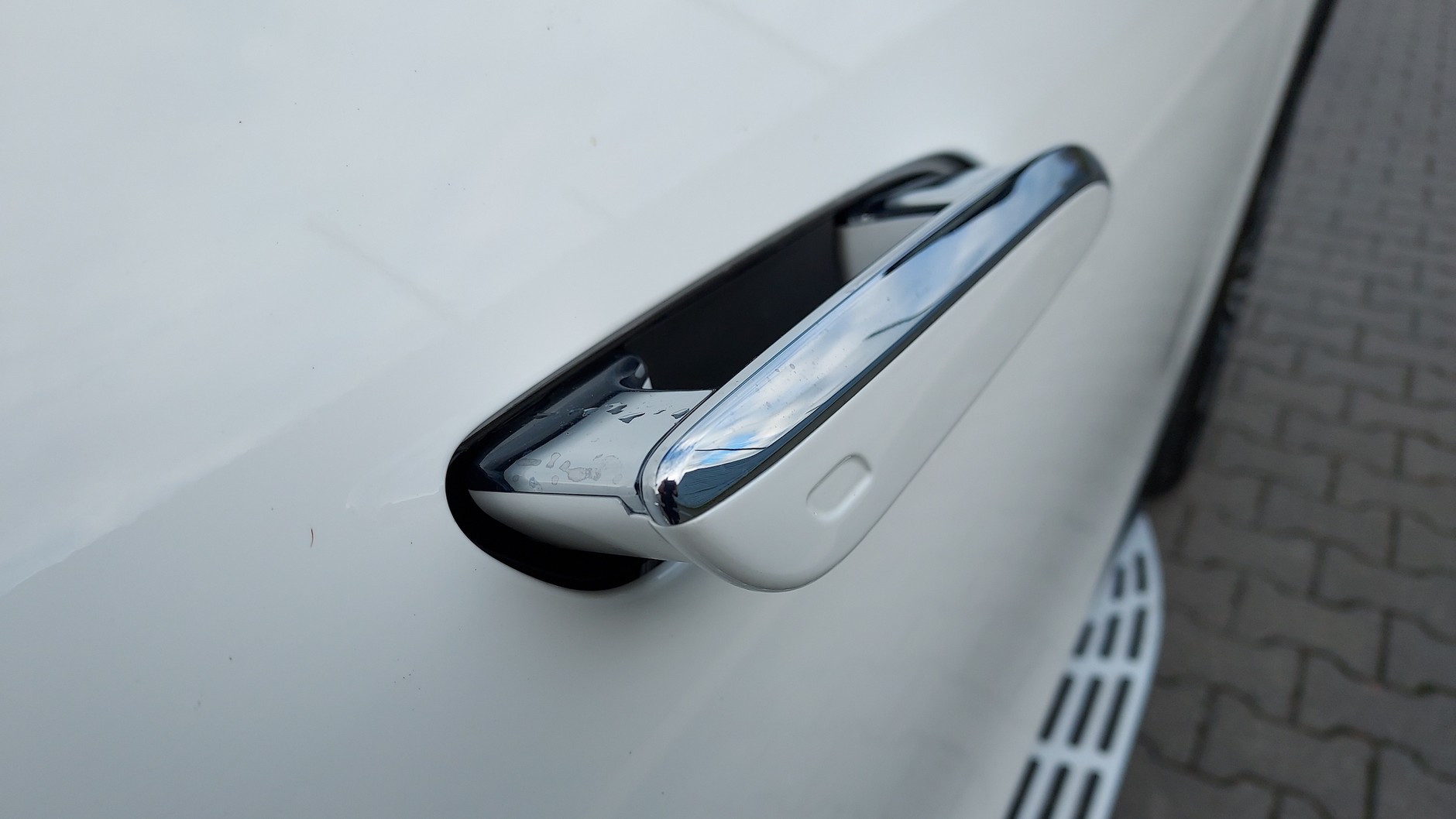 Chowana zewnętrzna klamka w aucie