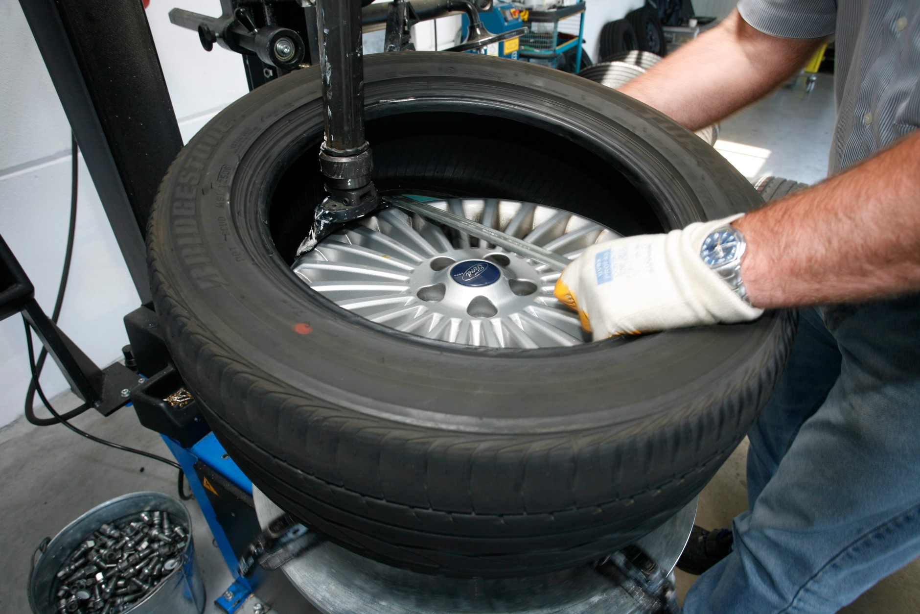 Wystarczy chwila nieuwagi, lub po prostu niewłaściwy sprzęt, żeby uszkodzić przy montażu oponę albo czujnik ciśnienia.