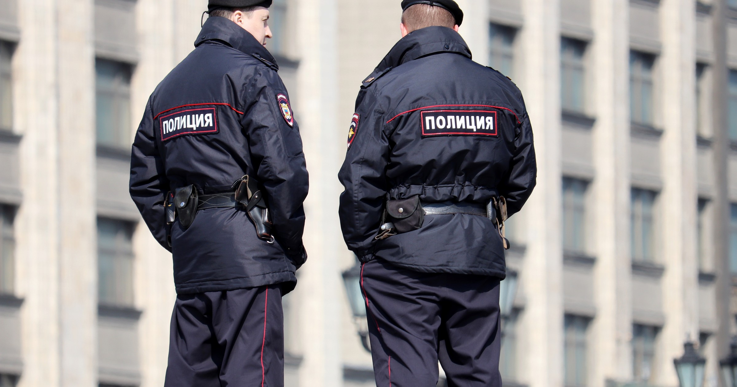 Dwóch rosyjskich policjantów przed budynkiem Dumy Państwowej, marzec 2022 r. (zdjęcie ilustracyjne)