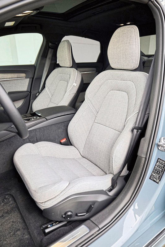 Mercedes E 400 e kontra Volvo S90 T8