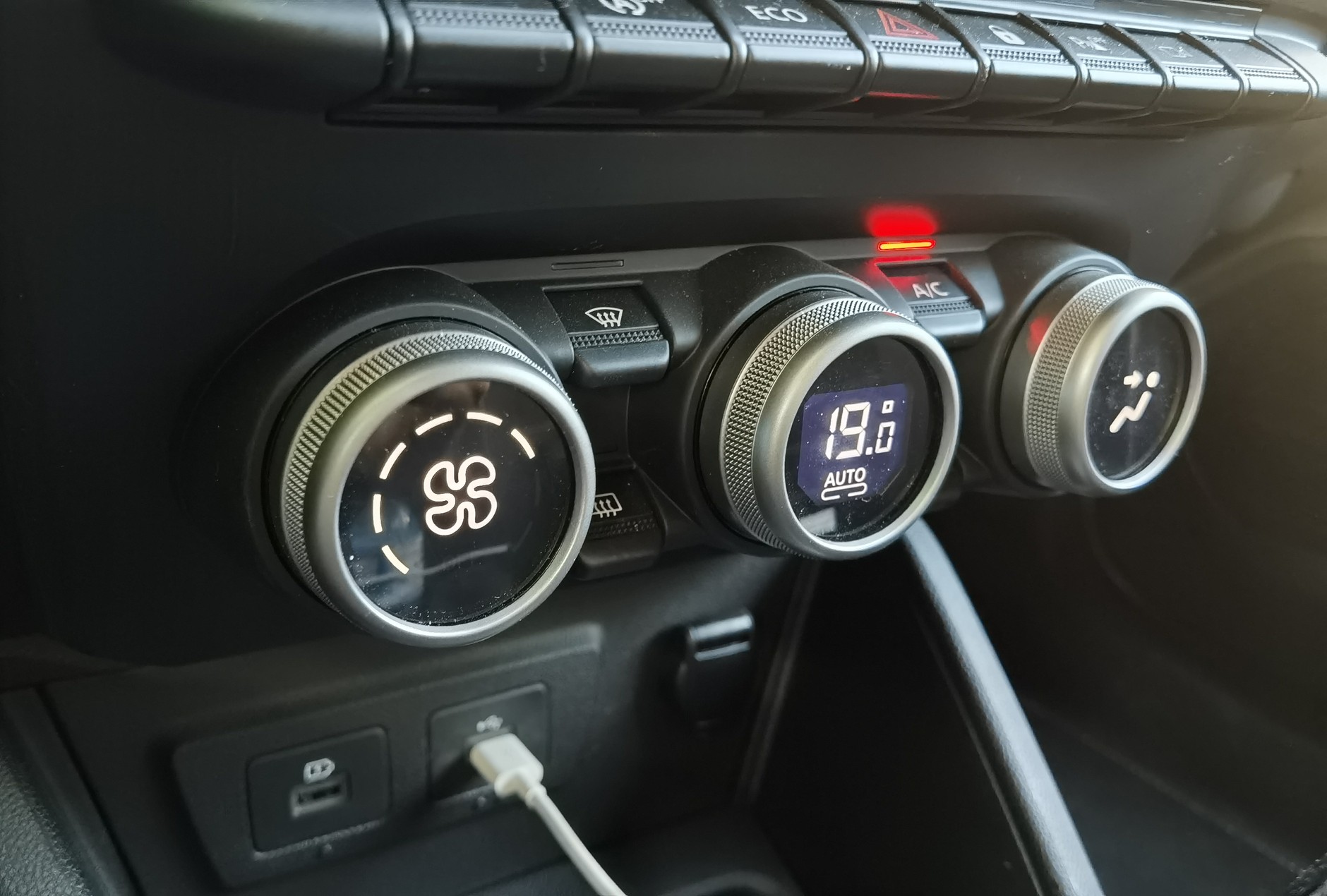 Dacia Duster Journey 150 TCE EDC - pokrętła od wentylacji z małymi ekranami znacznie unowocześniają wnętrze