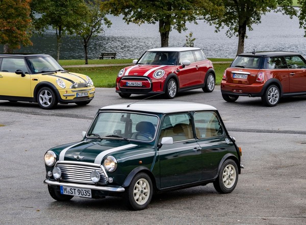 Mini Cooper ma 60 lat. Małe auto wciąż podbija serca kierowców