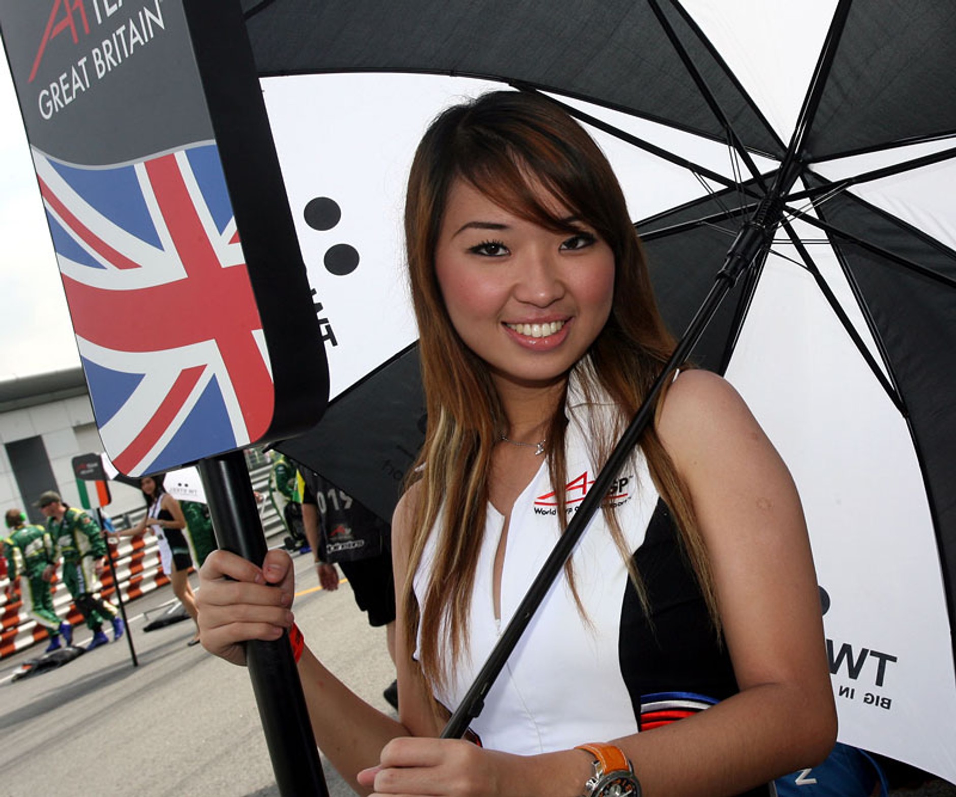 Tylko u nas: dziewczyny bawią się narzędziami