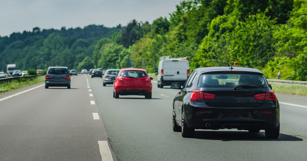  Mandat za zbyt wolną jazdę to nie żart. Sprawdź, kiedy możesz go dostać - Auto Świat