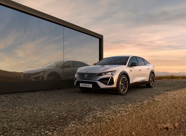 Peugeot rozpoczyna sprzedaż E-408 w Polsce. Na cenową okazję nie ma co liczyć