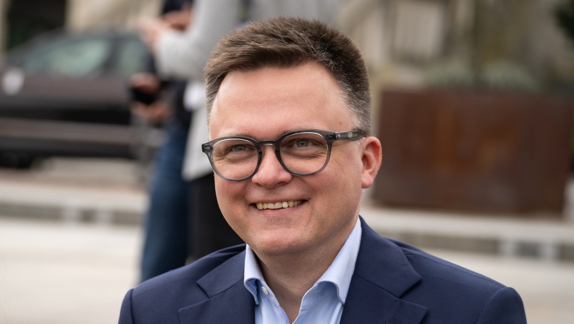 Szymon Hołownia: wcześniej prywatnie jeździł BMW, jako marszałek sejmu deklaruje, że auta nie ma.