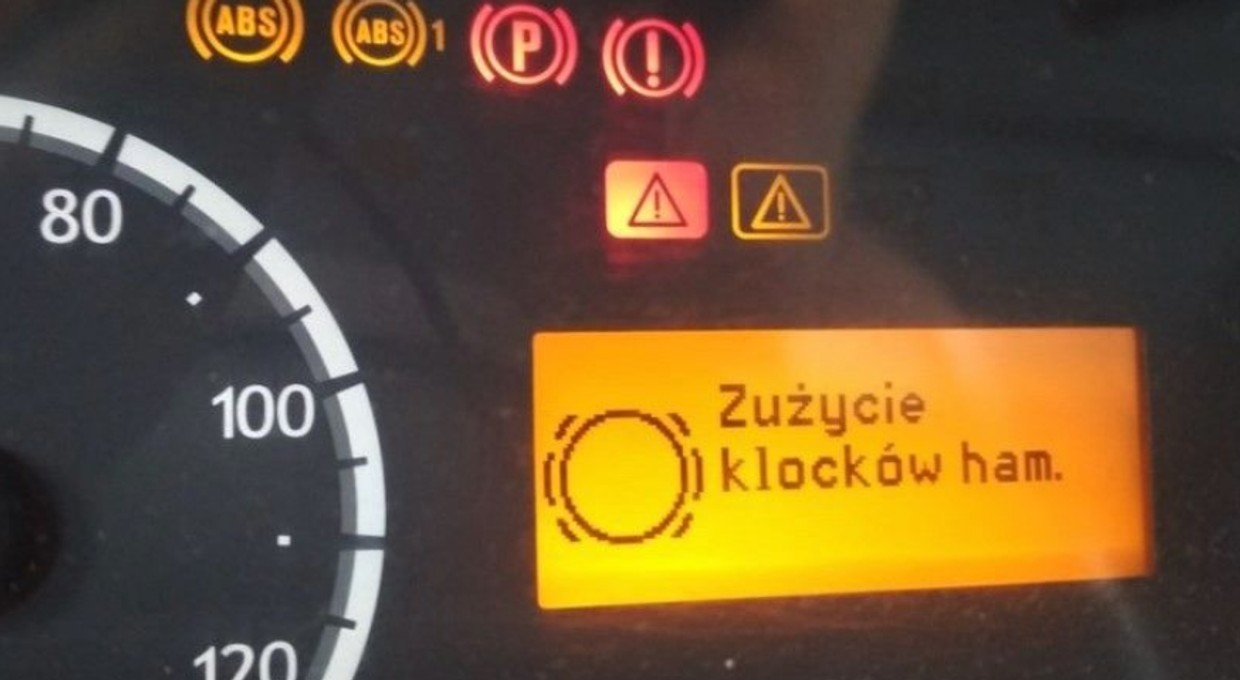 Deska rozdzielcza w ciężarówce świeciła się jak choinka