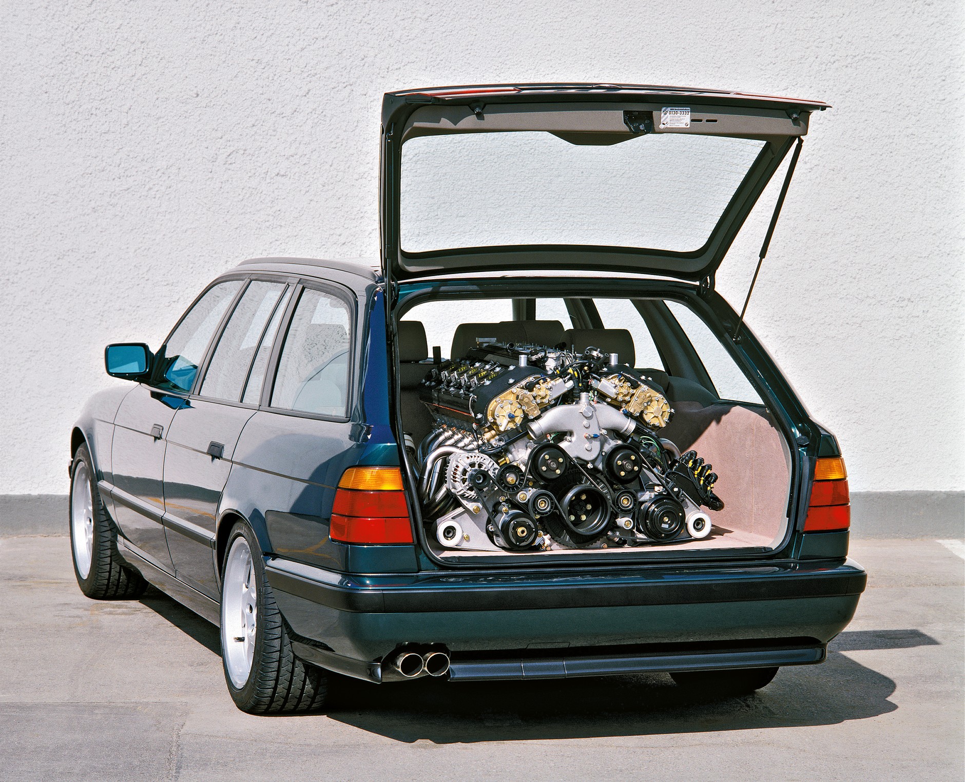 BMW E34 M5 Touring:t o nie fotomontaż, BMW naprawdę włożyło w reklamie modelu 10-cylindrowy silnik do bagażnika! Na szczęście bez oleju, inaczej piękne dywany byłyby mocno zagrożone