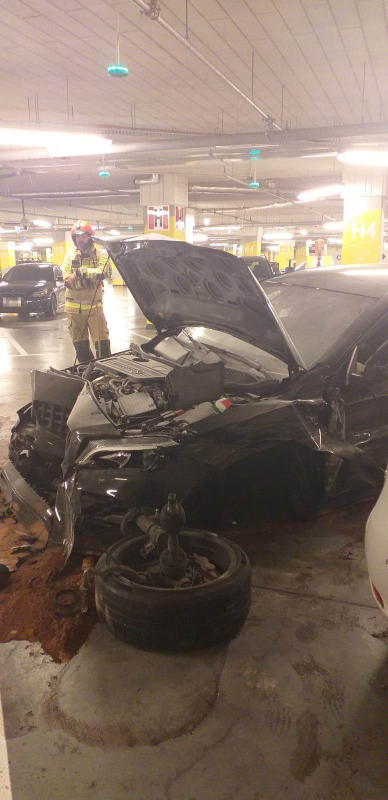 Rozbity Mercedes na parkingu podziemnym