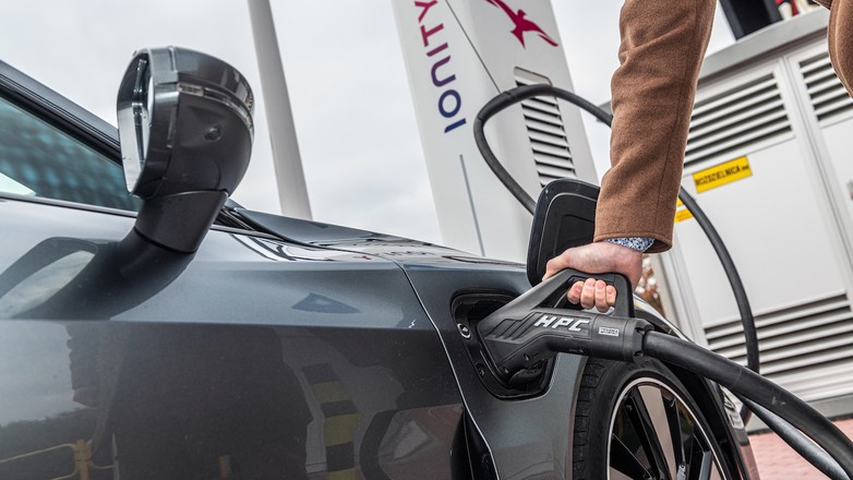 Audi e-tron GT na stacji Ionity