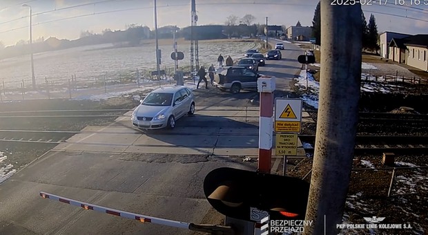 Uruchomił się już dźwięk ostrzegawczy. Film grozy z przejazdu koło Piotrkowa