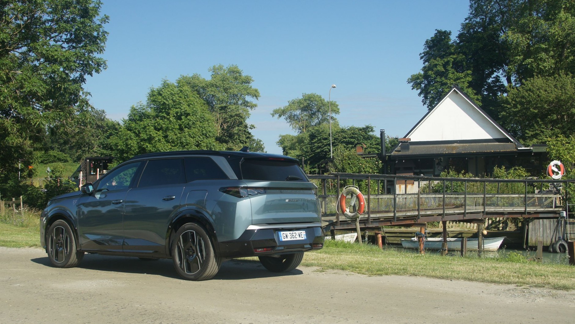 Peugeot E-5008 to kawał samochodu. Waży prawie 2,3 tony