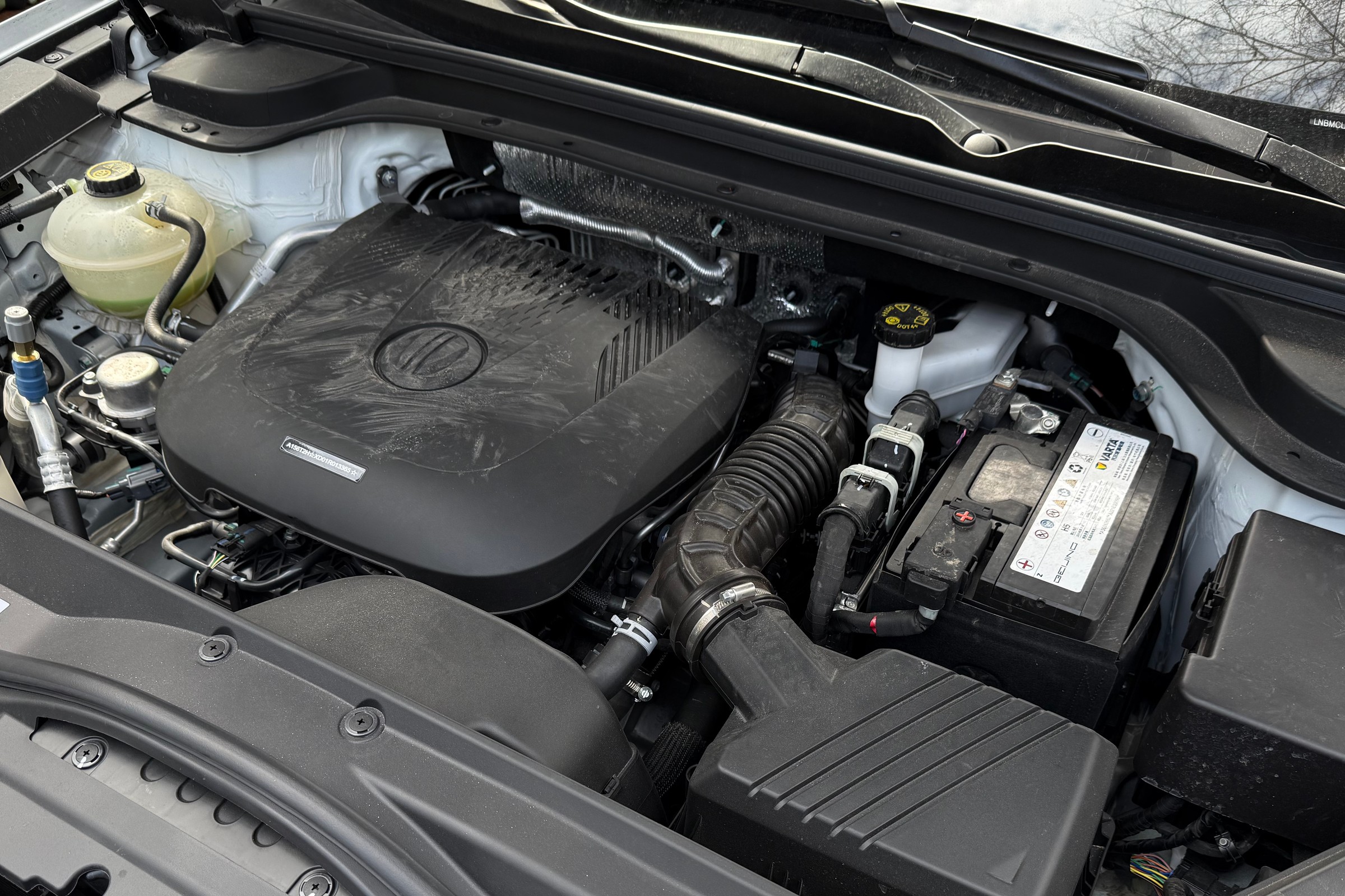 Różnice między wymianą oleju co 8 i co 16 000 km. Pokazał wnętrze silnika. Jest różnica