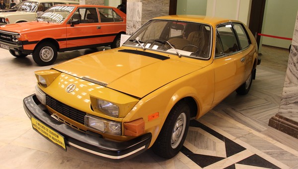 Klasyki w pałacu: wystawa Perły motoryzacji w Polsce