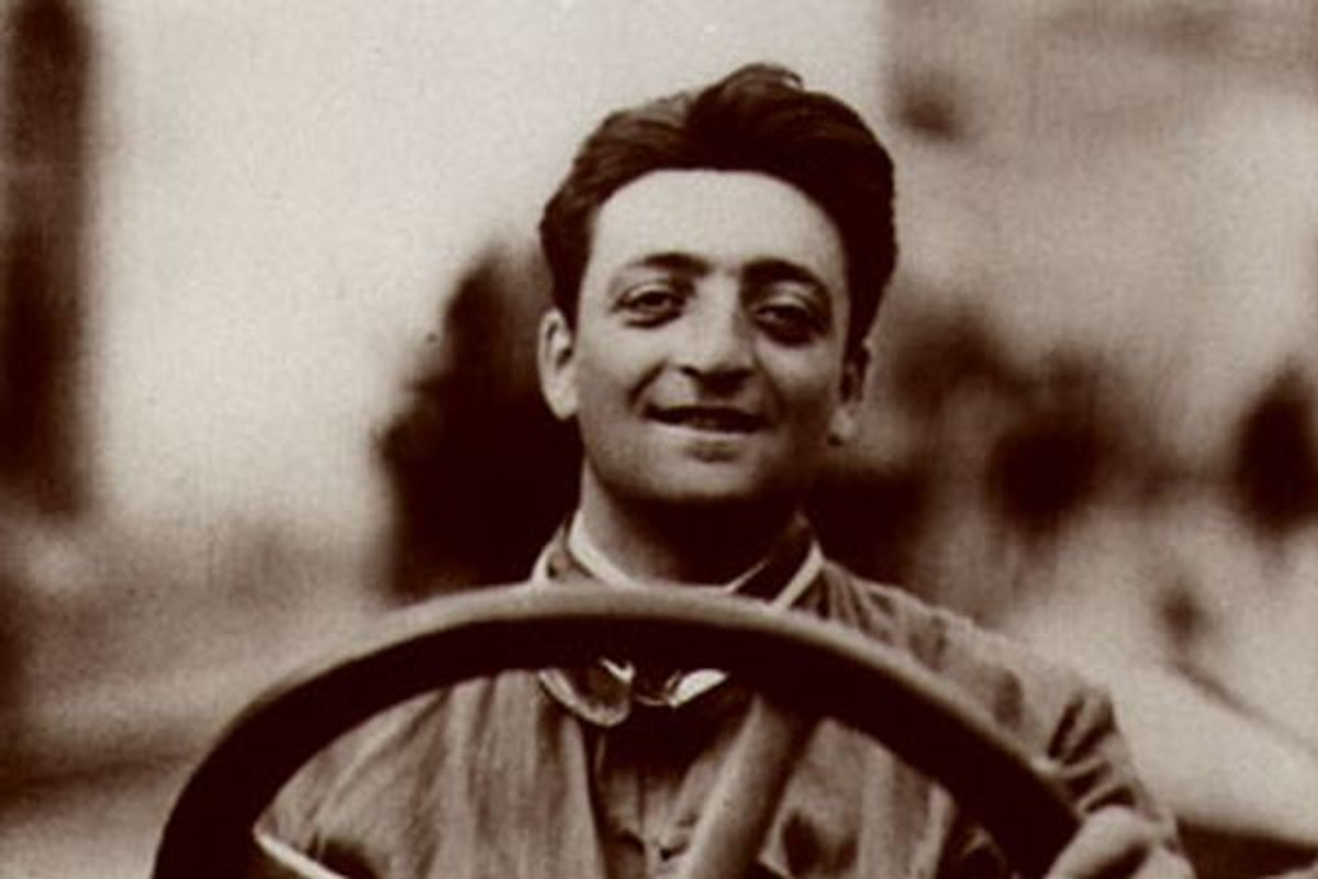 Enzo Ferrari jako kierowca wyścigowy, lata 30.  Startował w 47 wyścigach, 13 wygrał.