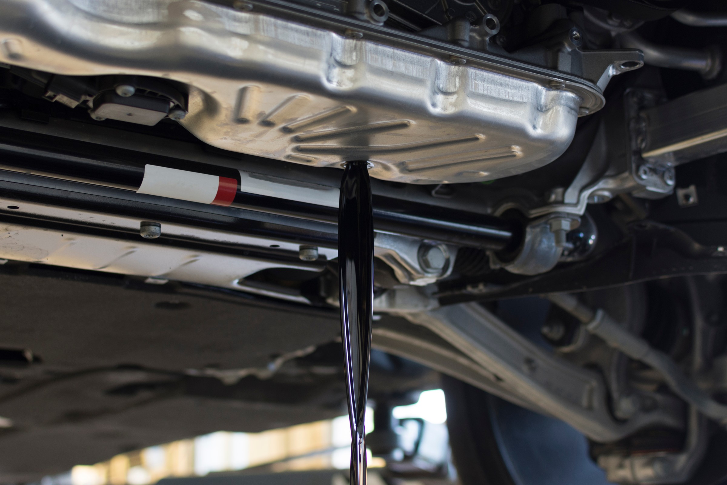 Wymiana oleju co 30 000 km? Książka mówi tak, mechanicy mówią stanowcze nie