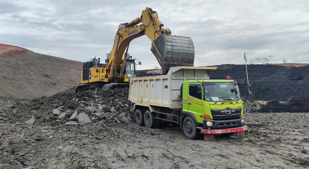 Załadunek węgla na wywrotkę