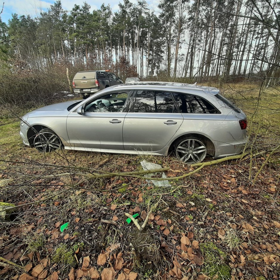 Luksusowe Audi z włączonym silnikiem porzucone w lesie