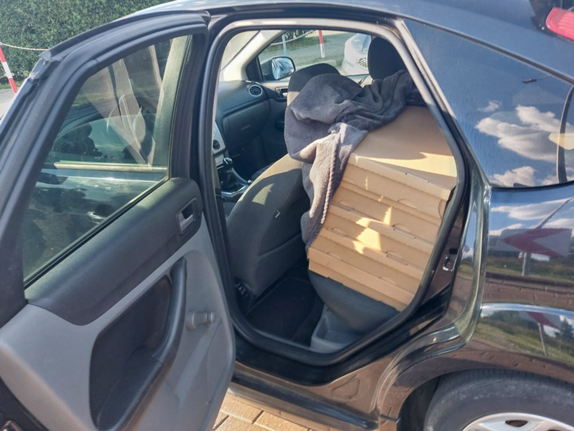 Auto wypakowane kartonami z nielegalnymi papierosami